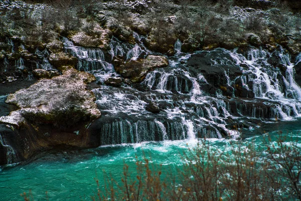 Hraunfossar Een Waterval Gevormd Door Rivieren Streaming Hallmundarhraun Een Veld — Stockfoto