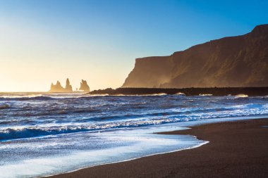 Reynisdrangar, dağ Reynisfjall eteklerinde bazalt deniz yığınları, iki trol efsanesi karaya üç direkli gemi sürükledi ve gün ışığı kırdı onlar kaya iğneleri oldu, Vik