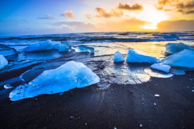 Güneydoğu İzlanda Jokulsarlon plaj (Diamond beach) siyah kum plaj ile buz kaya