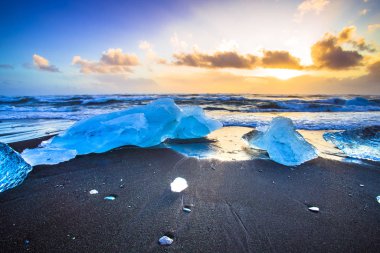 Güneydoğu İzlanda Jokulsarlon plaj (Diamond beach) siyah kum plaj ile buz kaya