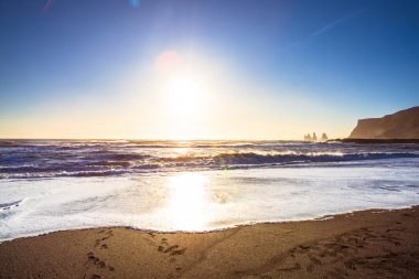 Reynisdrangar, dağ Reynisfjall eteklerinde bazalt deniz yığınları, iki trol efsanesi karaya üç direkli gemi sürükledi ve gün ışığı kırdı onlar kaya iğneleri oldu, Vik