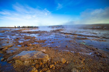 Strokkur (İzlandaca, churn), İzlanda'nın güneybatı kesiminde Hvita Nehri'nin yanında bir jeotermal alanda bulunan en ünlü gayzerbiri, her 610 dakikada bir patlayan