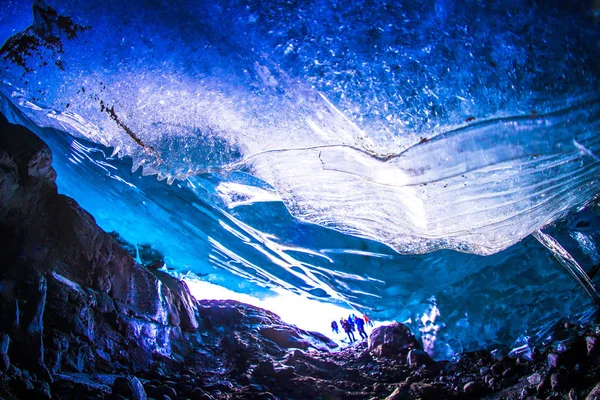 Jaskinia Lodowa Zjawiska Naturalne Powstałe Lodowce Zimą Przez Wodę Biegną — Zdjęcie stockowe