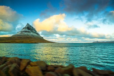 Kirkjufell (İzlanda, Kilise dağı), İzlanda Snaefellsnes yarımadasının kuzey kıyısında, Grundarfjordur kasabası yakınlarında 463 m yüksekliğinde bir dağ, İzlanda