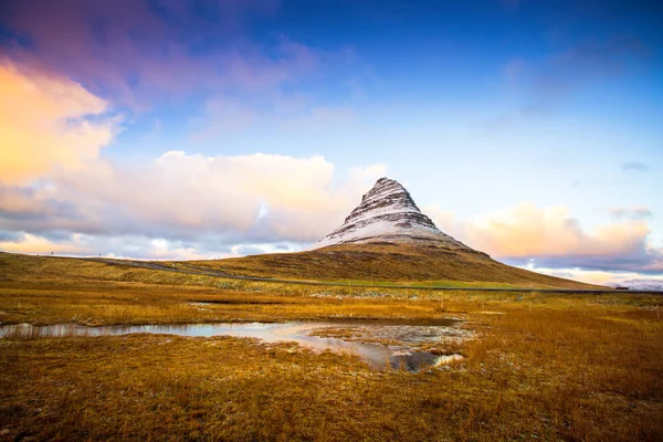 キルクジュフェル アイスランド 教会の山 アイスランドのスネーフェルスネス半島の北海岸に463メートルの高さの山 グランダルフィヨルドゥルの町の近く アイスランド — ストック写真