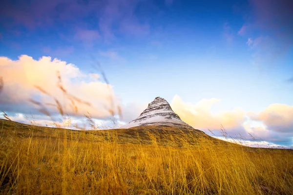 Kirkjufell Zlanda Kilise Dağı Zlanda Snaefellsnes Yarımadasının Kuzey Kıyısında Grundarfjordur — Stok fotoğraf