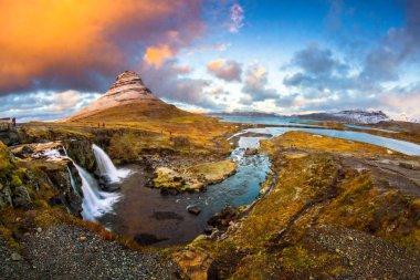 Kirkjufell (İzlanda, Kilise dağı), İzlanda Snaefellsnes yarımadasının kuzey kıyısında, Grundarfjordur kasabası yakınlarında 463 m yüksekliğinde bir dağ, İzlanda