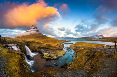 Kirkjufell (İzlanda, Kilise dağı), İzlanda Snaefellsnes yarımadasının kuzey kıyısında, Grundarfjordur kasabası yakınlarında 463 m yüksekliğinde bir dağ, İzlanda