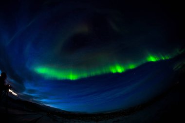 Aurora Borealis (Kuzey Işıkları, bazen Kutup Işıkları olarak da adlandırılır), İzlanda Arktik Dairesi'nde Dünyalar gökyüzünde doğal bir ışık gösterisi