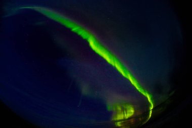 Aurora Borealis (Kuzey Işıkları, bazen Kutup Işıkları olarak da adlandırılır), İzlanda Arktik Dairesi'nde Dünyalar gökyüzünde doğal bir ışık gösterisi