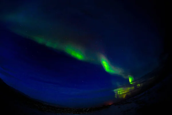 オーロラボレアリス オーロラ 時には極光と呼ばれる 北極圏 アイスランドの地球の空に自然光の表示 — ストック写真