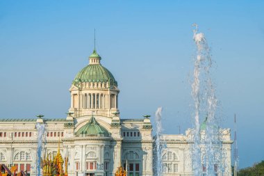 Royal Plaza (Dusit Palace Plaza) Ananta Samakhom Taht Salonu ve Kral Chulalongkorn Binicilik heykeli ile, Aun Ai Rak Khlai Khwam Nao kış fuarında, Bangkok, Tayland