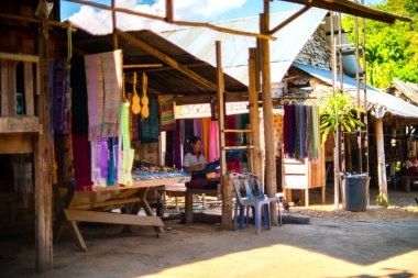 Mae Hong Son, Tayland - 23 Kasım 2018 - Longneck Village'da renkli kumaş ören kimliği belirsiz Karen kadın (Kayan)