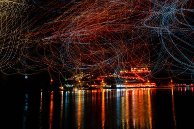 Ban Rak Tay, ya da Mae Aw, Mae Hong Son, Tayland yakınlarındaki göl kenarında bir Çin Yunnan köyü uzun pozlama tarafından Işık hareketi