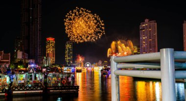 Bangkok, Tayland - 1 Ocak 2019 - Chao Phraya nehri ile Yeni Yıl 2019 Havai Fişek