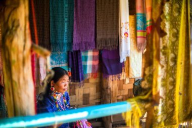 Mae Hong Son, Tayland - 23 Kasım 2018 - Longneck Village'da renkli kumaş ören kimliği belirsiz Karen kadın (Kayan)