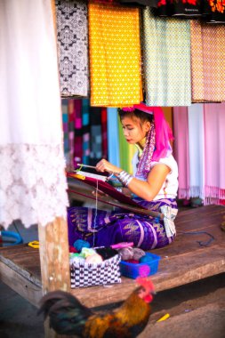 Mae Hong Son, Tayland - 23 Kasım 2018 - Longneck Village'da renkli kumaş ören kimliği belirsiz Karen kadın (Kayan)