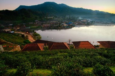 Ban Rak Tay, veya Mae Aw, Mae Hong Son yakınlarındaki göl kenarında bir Çin Yunnan köyü, Tayland