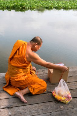 Samut Sakhon, Tayland - 10 Şubat 2019 - Monk, yakma dan kalan insan kemiği külleri saçılma için Budist töreni yapmak