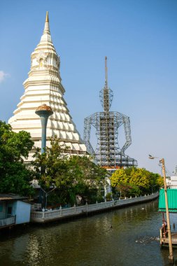 Maharatchamongkhon stupa ve Wat Paknam Bhasicharoen, Klong Dan, Bangkok, Tayland görüntülenen bitmemiş büyük Buda görüntü yapısı