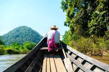 Tanımlanamayan yerel adam uzun kuyruk tekne Longneck Village (Kayan), Mae Hong Son, Tayland gidiyor kontrol