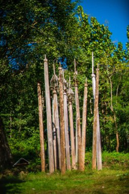 Poi Ton Tee, Longneck Village yerel Kariang kabilesinin geleneksel yeni yıl töreni için oyma ağacı (Kayan), Mae Hong Son, Tayland