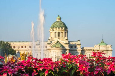 Royal Plaza (Dusit Palace Plaza) Ananta Samakhom Taht Salonu ve Kral Chulalongkorn Binicilik heykeli ile, Aun Ai Rak Khlai Khwam Nao kış fuarında, Bangkok, Tayland