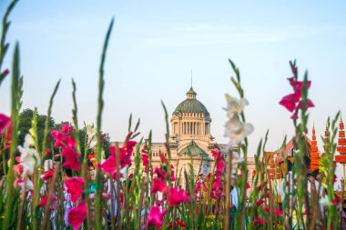 Royal Plaza (Dusit Palace Plaza) Ananta Samakhom Taht Salonu ve Kral Chulalongkorn Binicilik heykeli ile, Aun Ai Rak Khlai Khwam Nao kış fuarında, Bangkok, Tayland