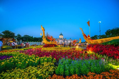 Bangkok, Tayland - 24 Aralık 2018 - Royal Plaza'daki Aun Ai Rak Khlai Khwam Nao kış fuarında Tayland lı antik kostümlü insanlar (Dusit Palace Plaza veya Binicilik Heykeli Plaza)
