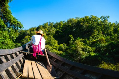 Tanımlanamayan yerel adam uzun kuyruk tekne Longneck Village (Kayan), Mae Hong Son, Tayland gidiyor kontrol