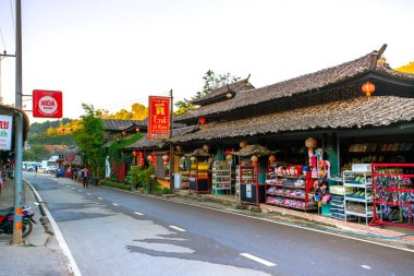 Mae Hong Son, Tayland - 22 Kasım 2018 - Ban Rak Thai veya Mae Aw adlı göl kenarındaki Yunnan köyünün Çin stili