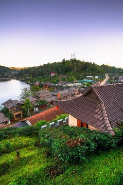 Ban Rak Tay, veya Mae Aw, Mae Hong Son yakınlarındaki göl kenarında bir Çin Yunnan köyü, Tayland