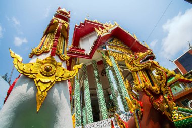 Wat Khun Chan Krematoryum, ana özelliklere sahip bir tapınak Ramakien, Bangkok, Tayland görüntüleri ile birlikte Buda büyük heykelleri vardır