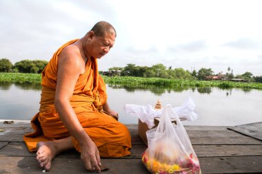 Samut Sakhon, Tayland - 10 Şubat 2019 - Monk, insan kemik küllerinin yakılmadan nehre saçılması için Budist törenini gerçekleştirdi