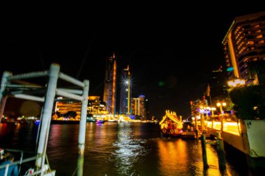 Bangkok cityscape, Tayland ile Chao Phraya nehri gece sahnesi bulanık