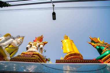 Wat Khun Chan, ana özelliklere sahip bir tapınak Ramakien, Bangkok, Tayland görüntüleri ile birlikte Buda büyük heykelleri vardır