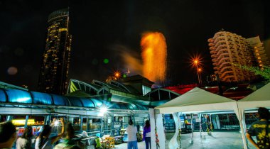 Yeni Yıl 2019 Chao Phraya nehri ile Havai Fişek, Bangkok, Tayland