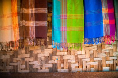 Longneck Village Karen kadın tarafından difanlı renkli kumaş (Kayan), Mae Hong Son, Tayland