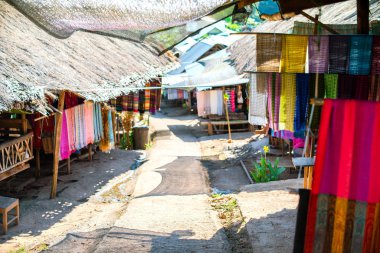 Longneck Village Karen kadın tarafından difanlı renkli kumaş (Kayan), Mae Hong Son, Tayland