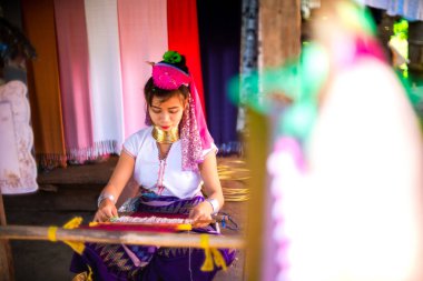 Mae Hong Son, Tayland - 23 Kasım 2018 - Longneck Village'da renkli kumaş ören kimliği belirsiz Karen kadın (Kayan)