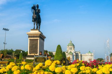 Bangkok, Tayland - 24 Aralık 2018 - Royal Plaza'daki Aun Ai Rak Khlai Khwam Nao kış fuarında Tayland lı antik kostümlü insanlar (Dusit Palace Plaza veya Binicilik Heykeli Plaza)