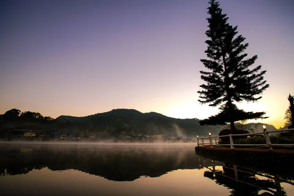 Ban Rak Thai Czyli Mae Chińska Wioska Yunnan Nad Jeziorem — Zdjęcie stockowe