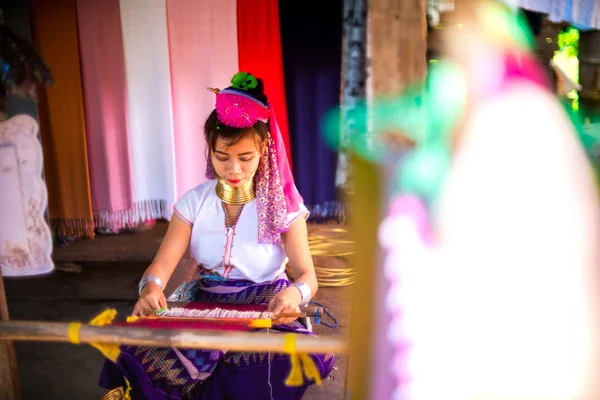 Mae Hong Son Thajsko Listopadu 2018 Neidentifikovaná Karen Žena Tkaní — Stock fotografie