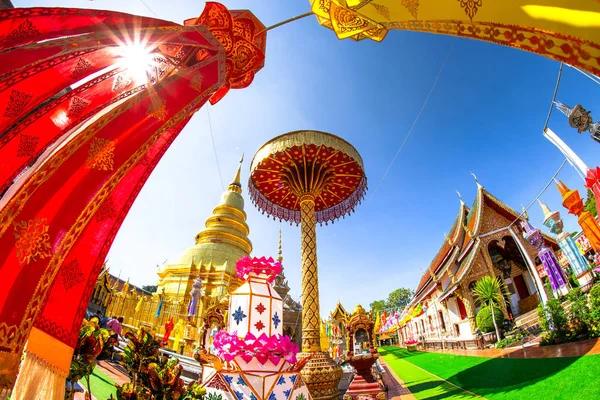Wat phra die hariphunchai — Stockfoto