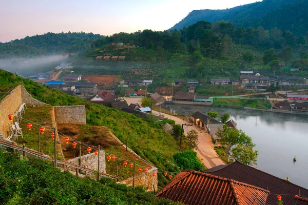 Ban Rak Thai Nebo Mae Čínská Vesnice Yunnan Břehu Jezera — Stock fotografie