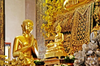 Wat Prayurawongsahan 'ın ana salonundaki Buda heykeli Warawihan' dı. Tayland, Bangkok 'taki anıt köprüsünün yakınında bulunan bir Budist tapınağı kompleksi.