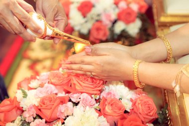 Pathumthani, Tayland - 17 Ocak 2016 - İnsanlar gelin ve damadın mutlu olması için bereket suyu döküyor