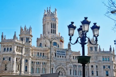 Cybele Sarayı (Palacio de Cibeles) ya da eski adıyla İletişim Sarayı (Palacio de Comunicaciones), Plaza de Cibeles, Madrid, İspanya