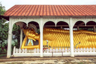 Sangkhlaburi 'deki bir tapınakta Buda' nın uzun bir uzantısı..