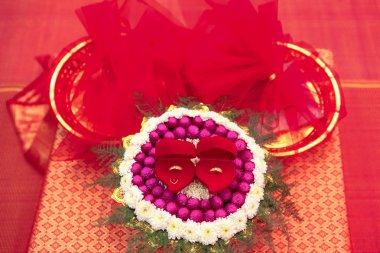 Nonthaburi, Tayland - 6 Mayıs 2017 - Tayland kültürel nişan töreninde hediye tepsisinde alyans